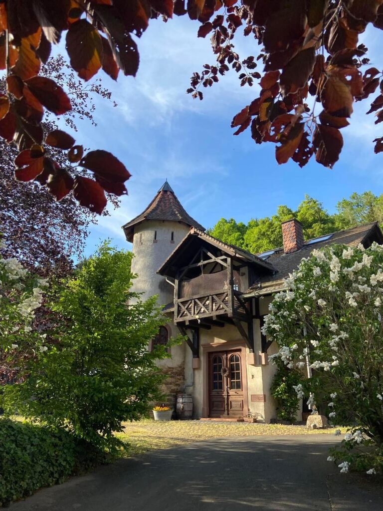 Feuer, Stein und Heilpflanzen &ndash; ein Tag Steinzeitwissen auf der M&uuml;hle in der Eifel