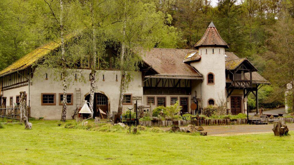 Feuer, Stein und Heilpflanzen &ndash; ein Tag Steinzeitwissen auf der M&uuml;hle in der Eifel